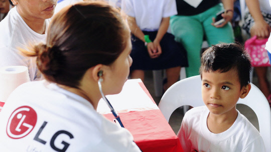 LG전자는 지난 20일 필리핀 산토 로사리오에 위치한 하고노이중서부학교에 이동진료소를 열고, 200여명의 주민들을 무료로 진료했다. 필리핀 하고노이중서부학교에서 의료진이 지역 어린이를 검진하고 있다.    LG전자 제공